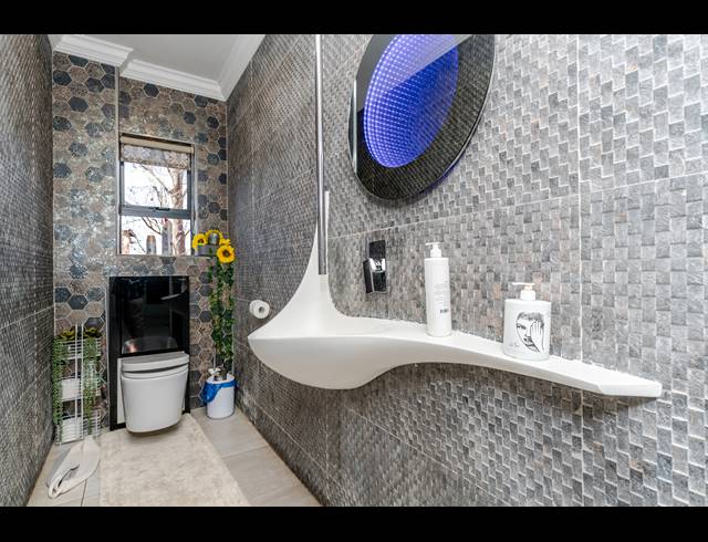 5 BEDROOM HOUSE FOR SALE IN BLUE VALLEY GOLF ESTATE